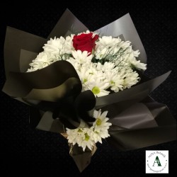 Papatya Buketi İçerisinde Tek Gül