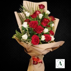 9 Adet Beyaz, 13 Adet Kırmızı Gül Buketi