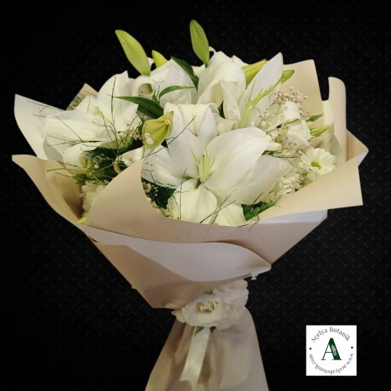 Kokulu Lilyumlar Ve Beyaz Papatyalar