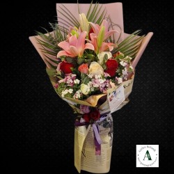 Kokulu Pembe Lilyum Ve Renkli Güller