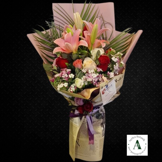 Kokulu Pembe Lilyum Ve Renkli Güller