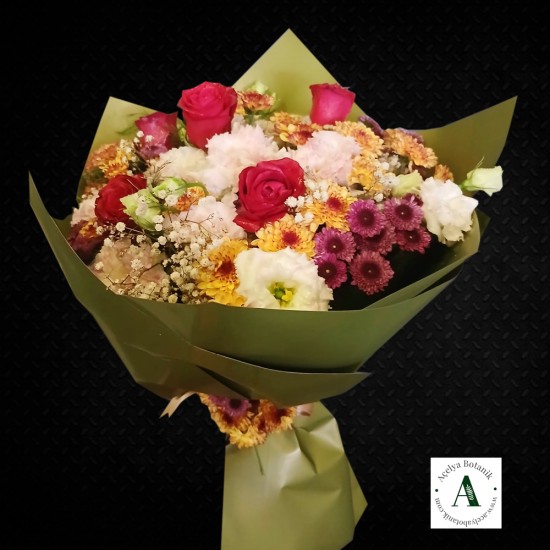 Mevsim Çiçekleri İçerisinde Güller