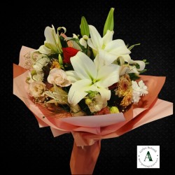 Mevsim Çiçekleri İçerisinde Kokulu Lilyum Ve Güller