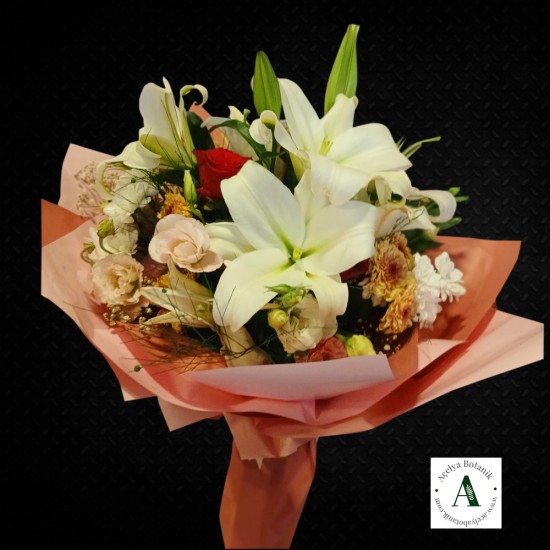 Mevsim Çiçekleri İçerisinde Kokulu Lilyum Ve Güller