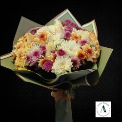 Renkli Mevsim Çiçekleri İçerisinde Beyaz Güller