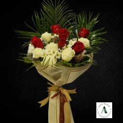 Beyaz, Kırmızı Güller Ve Papatyalar