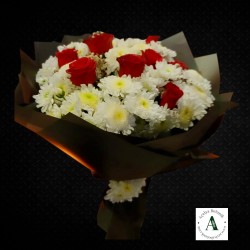 Beyaz Papatyalar İçerisinde Güller