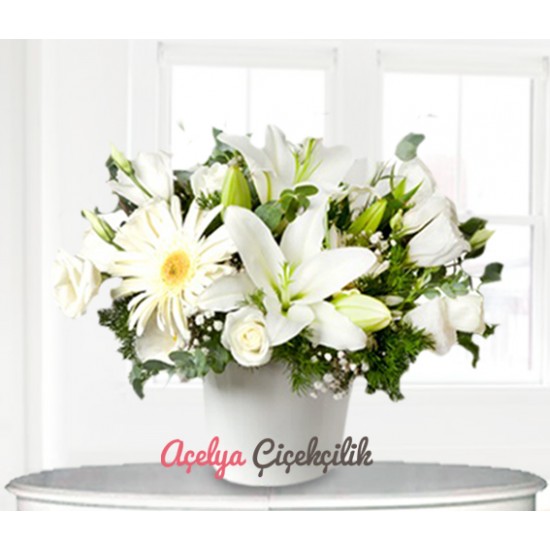 Seramik Vazoda Mevsim Çiçekleri